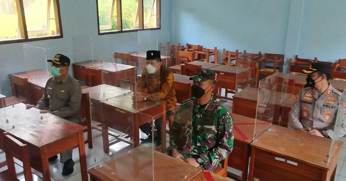 Peninjauan kesiapan PTM di SMPN 1 Tulungagung.