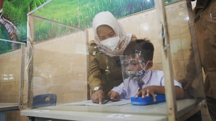 Siswa SDN Gedongan sedang berkomunikasi dengan Wali Kota Mojokerto Ning Ita Puspitasari saat pemberlakukan sekolah tatap muka di Kota Mojokerto, Senin (1/3/2021). SP/Dwy Agus Susanti