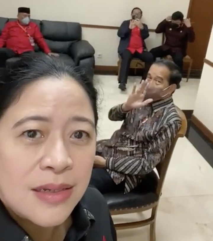 Tangkap layar video viral versi video dari Puan Maharani, terlihat Puan berswafoto dengan Presiden Jokowi yang melambaikan tangan.