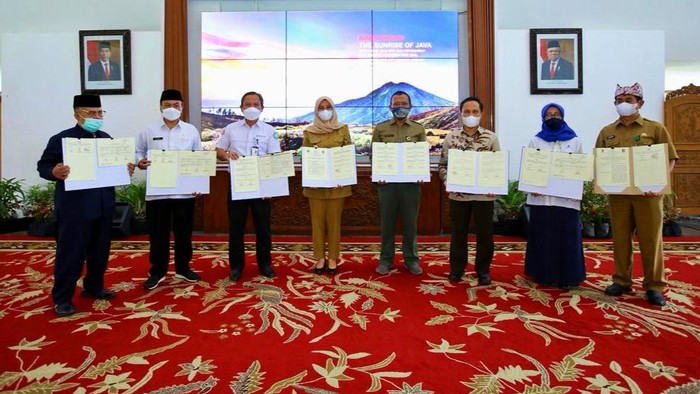 Bupati Banyuwangi Ipuk Fiestiandani (tengah).