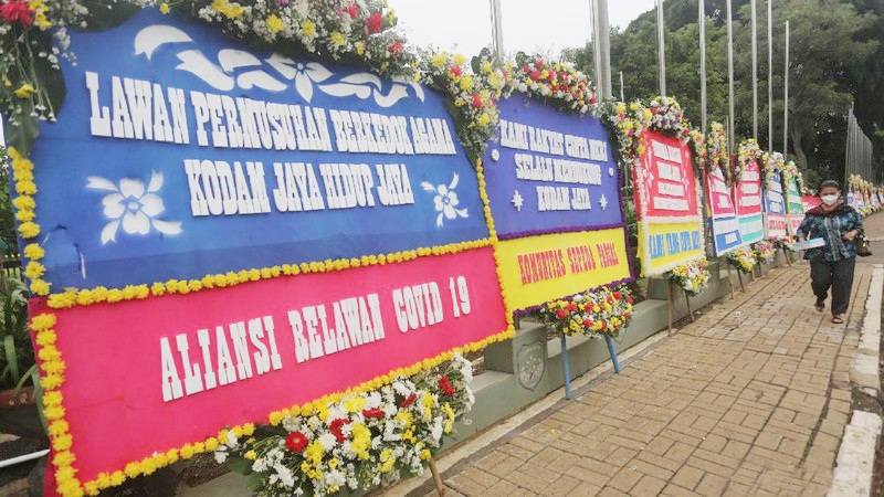 Puluhan karangan bunga terjejer rapi di sepanjang Kodam Jaya