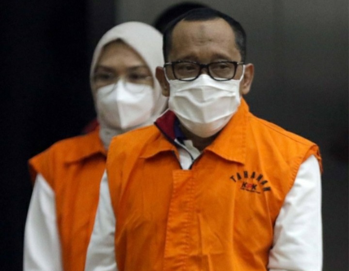 Puput Tantriana Sari (belakang) dan suaminya, Hasan Aminuddin saat ditahan KPK di Jakarta, Selasa (31/8/2021) lalu.