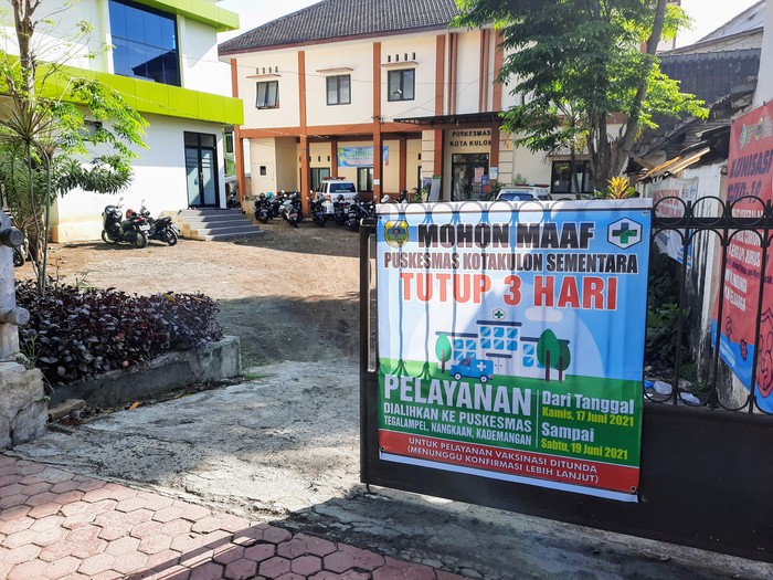 Tanda pemberitahuan aktivitas di Puskesmas Kotakulon dihentikan selama 3 hari tertera di gerbang puskesmas.