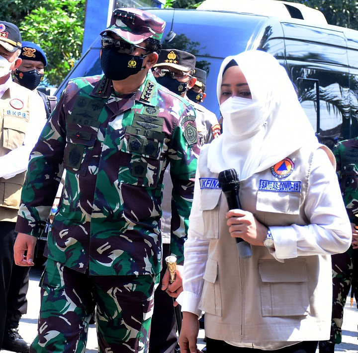 Panglima TNI pada kunjungan kerjanya di Puskesmas Gayaman Kecamatan Mojoanyar, Minggu (1/8) siang. SP/Dwy Agus S