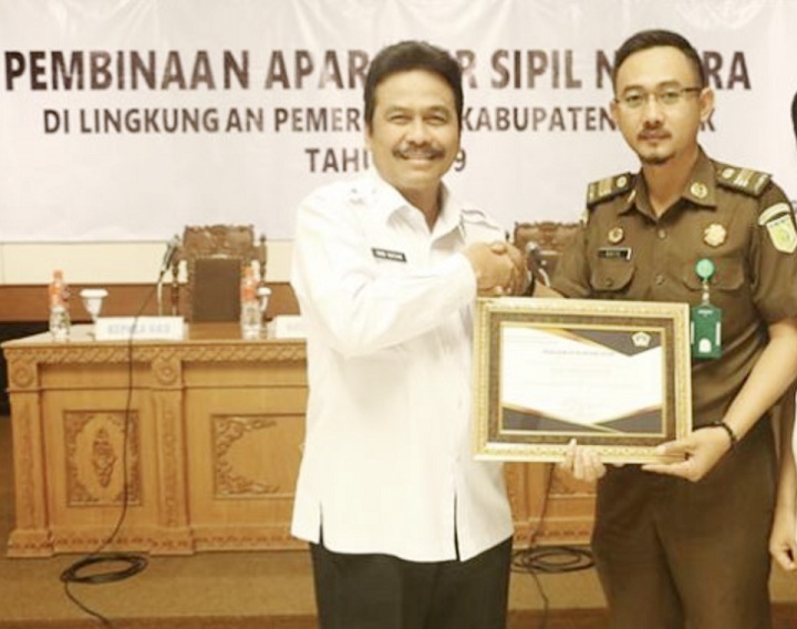 H.M Qosim, saat menjabat Wakil Bupati Gresik memberi penghargaan Kasi Intel Kejari Gresik R Bayu Probo, September 2019 lalu.