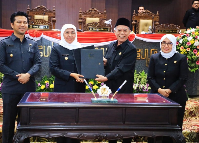 Khofifah Indar Parawansa Gubernur Jatim bersama Kusnadi Ketua DPRD Jatim waktu mengesahkan Raperda PAPBD TA 2023 Provinsi Jatim. SP/Riko Abdiono