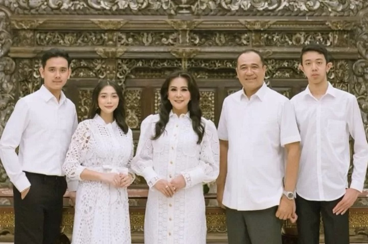 Foto keluarga Rafael dan istri Ernie Mieke serta anak-anaknya diluar Mario Dandy. Kini, keluarga Rafael, oleh KPK, dicekal tidak bisa keluar negeri.