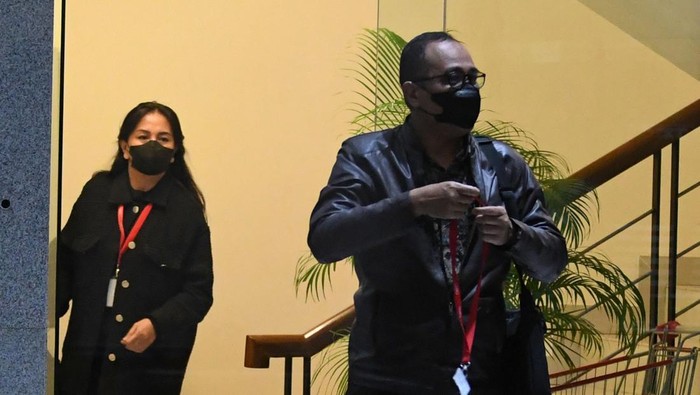 Rafael Alun dan istrinya Ernie Meike Torondek saat diperiksa KPK.