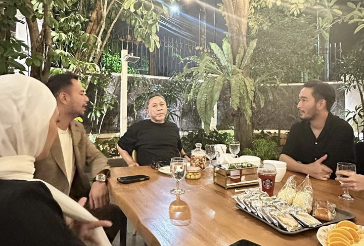 Momen Raffi Ahmad saat ditemui Ketua Umum PAN Zulkifli Hasan di rumahnya di Cipinang dan kantor PAN yang didampingi dua putrinya Zita Anjani dan Putri Zulkifli Hasan.