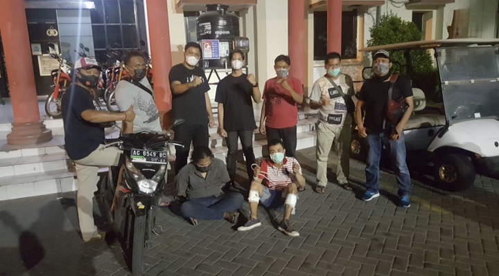 Dua pelaku saat diamankan tim Unit Resmob Satreskrim Polrestabes Surabaya, kemarin. Sp/tyn