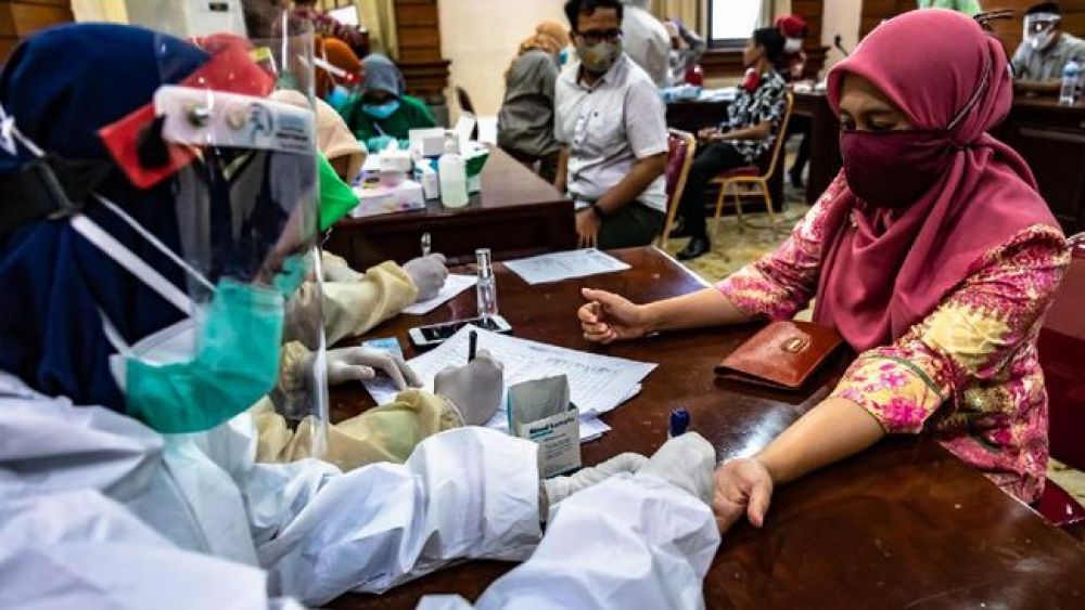 Petugas medis melakukan tes usap (swab) COVID-19 terhadap seorang pegawai ASN Pemkot Semarang di Balai Kota Semarang, Jawa Tengah. SP/ Antara Foto