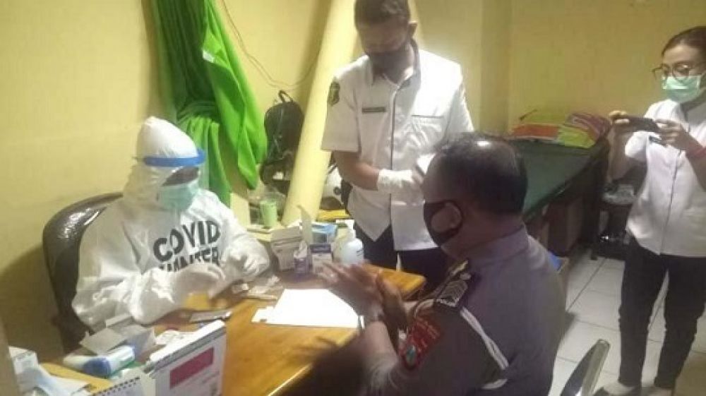 Anggota Satlantas Polres Pelabuhan Tanjung Perak saat menjalani rapid test di Mapolres Pelabuhan Tanjung Perak Surabaya pada Rabu (3/6) siang. 