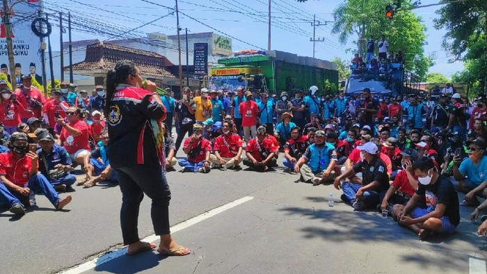 Aksi demo ratusan supir logistik di depan kantor Bupati Banyuwangi.