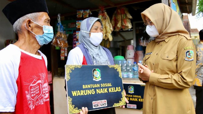 Bupati Banyuwangi Ipuk Fiestiandani menyerahkan bantuan secara simbolis ke sejumlah perwakilan warung di Kecamatan Kalibaru. 