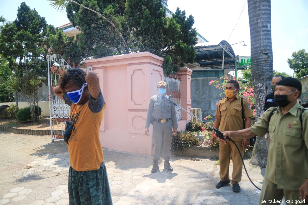 Petugas gabungan melakukan Penyemprotan disinfektan kepada PMKS