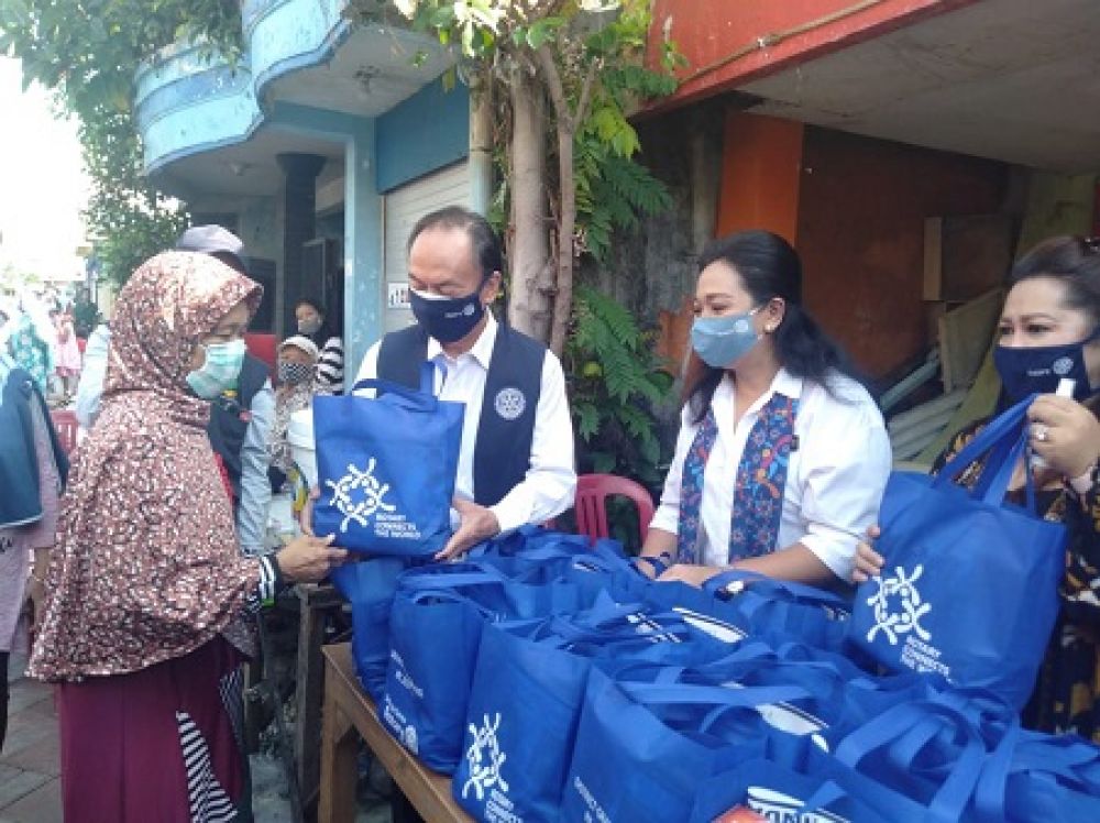 Club Surabaja-Darmo berikan bantuan kepada lansia di RT. 003 RW. 009 Klakah Rejo GG. Sampurna Surabaya. SP/Iker