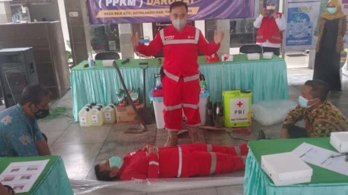 Relawan PMI memberikan pelatihan pemulasaran jenazah covid-19 di Tulungagung.