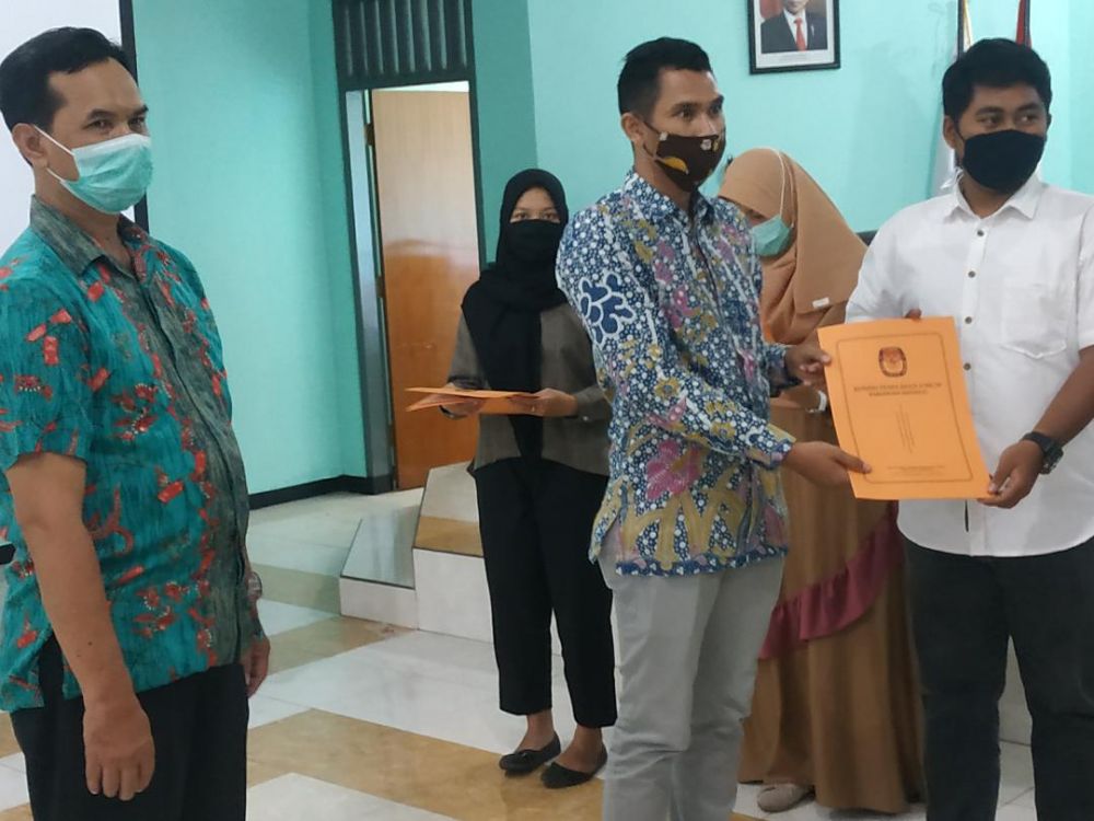 Komisioner KPU Sidoarjo Fauzan Adim serahkan surat MoU ke relawan demokrasi