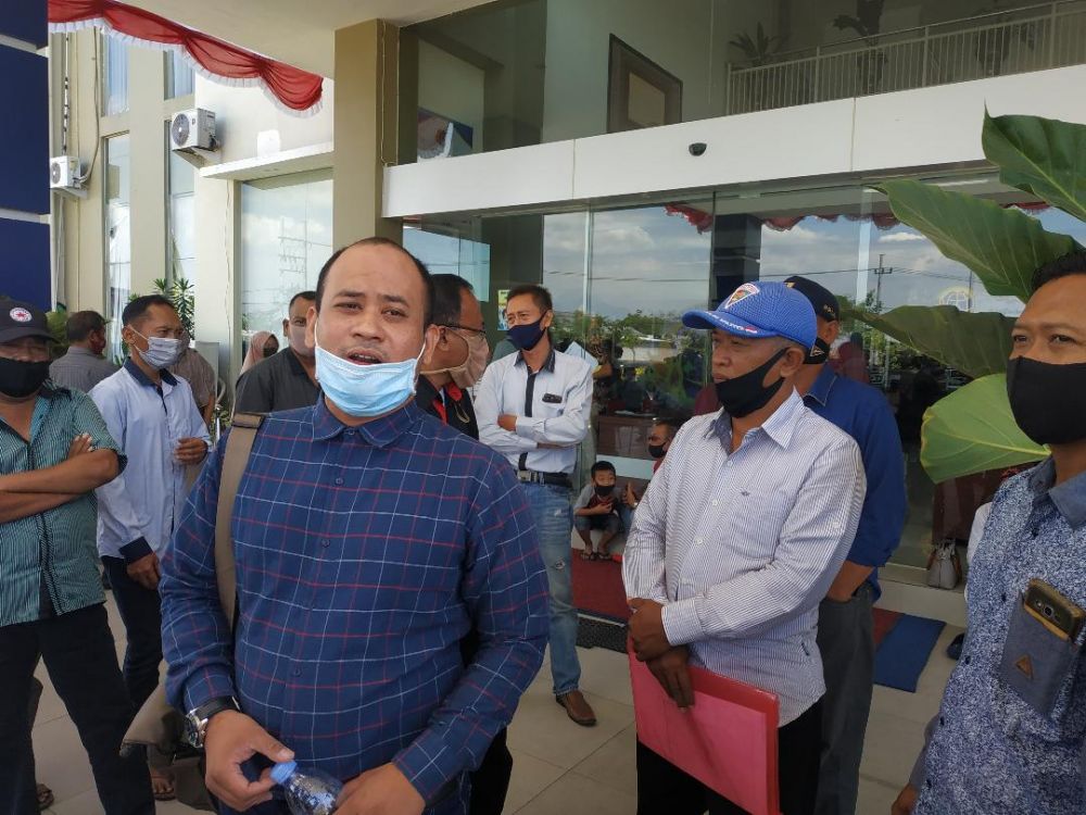 Dimas SH selaku kuasa hukum dan perwakilan warga Reno Joyo saat datangi BPN Sidoarjo
