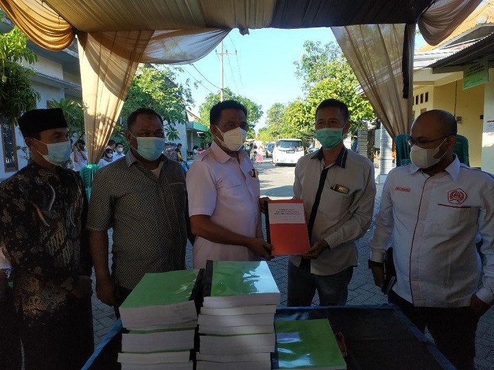 Warga Renojoyo terima berkas PJB yang diserahkan Wakil Ketua DPRD Sidoarjo M Kayan didampingi Rahmat Muhajirin (dua dari kiri). SP/Sugeng Purnomo