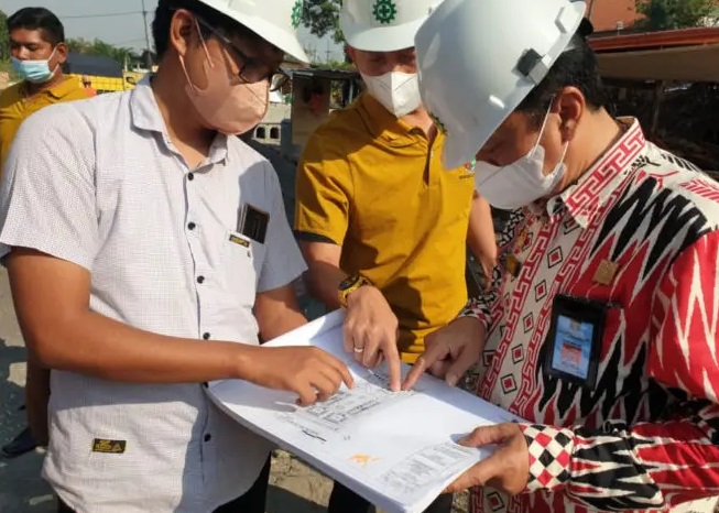 Pihak Kanwil Kemenkumham Jatim saat meninjau progres renovasi Lapas I Surabaya.