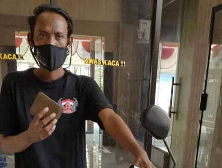 Tersangka Fauzi, saat di Mapolsek Kenjeran, usai diamankan dalam kasus pencurian. 