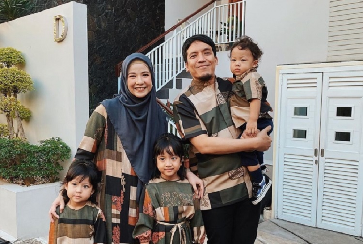 Desta, Natasha Rizki dan ketiga anaknya. SP/ JKT