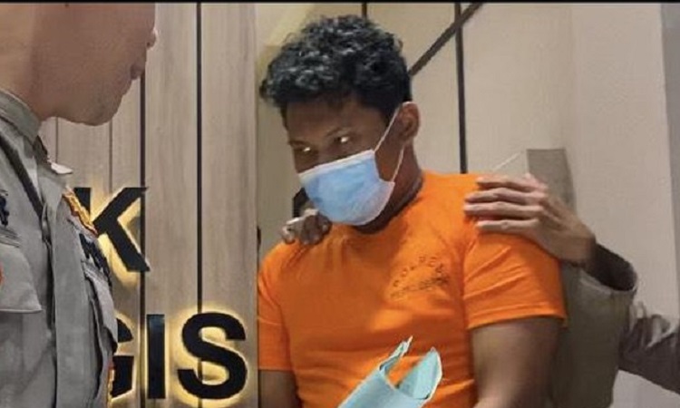 Rifki Azis Ramadhan (23), pria yang tusuk ibu hingga tewas dan lukai ayah di Depok. SP/ DPK