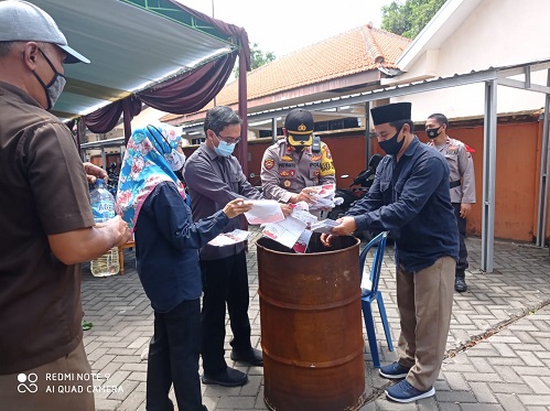 Sebanyak 815 sisa surat suara hasil sortir dimusnahkan dengan cara dibakar. Pemusnahan dilakukan di halaman kantor KPU Kota Pasuruan di Jalan Panglima Sudirman No. 119 A Kota Pasuruan, Selasa (8/12).
