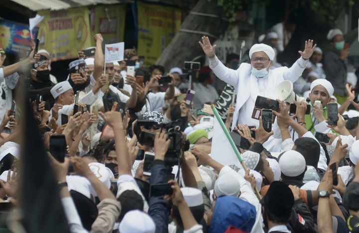 Habib Rizieq menyapa ribuan massa pendukungnya yang mayoritas berasal dari ormas FPI, usai mendarat di Bandara Soekarno Hatta, Jakarta, Selasa (10/11/2020). 