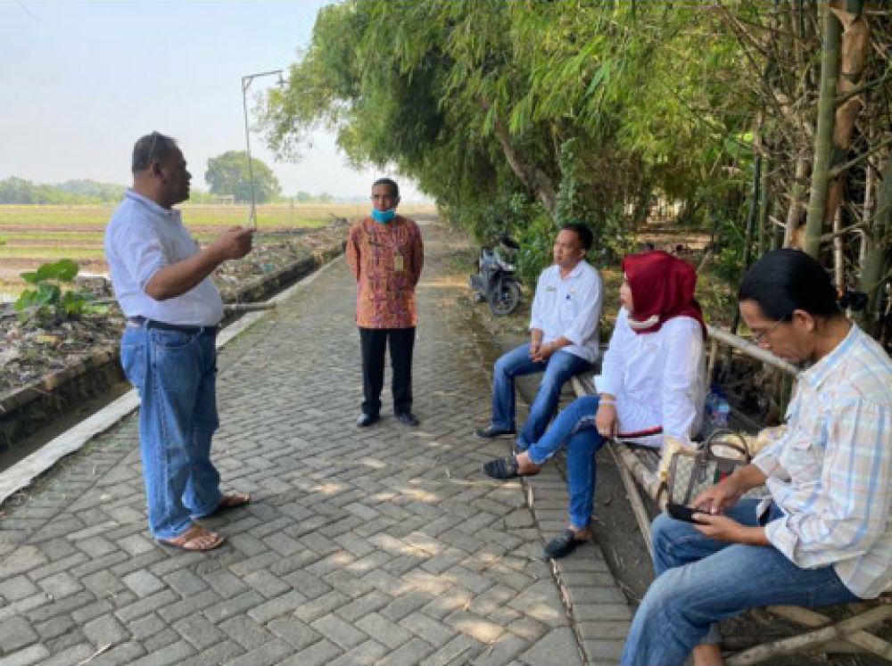 Anggota Banleg DPR RI Rahmat Muhajirin (kanan) saat audensi dengan kades Segodobancang Tarik soal lahan hijau