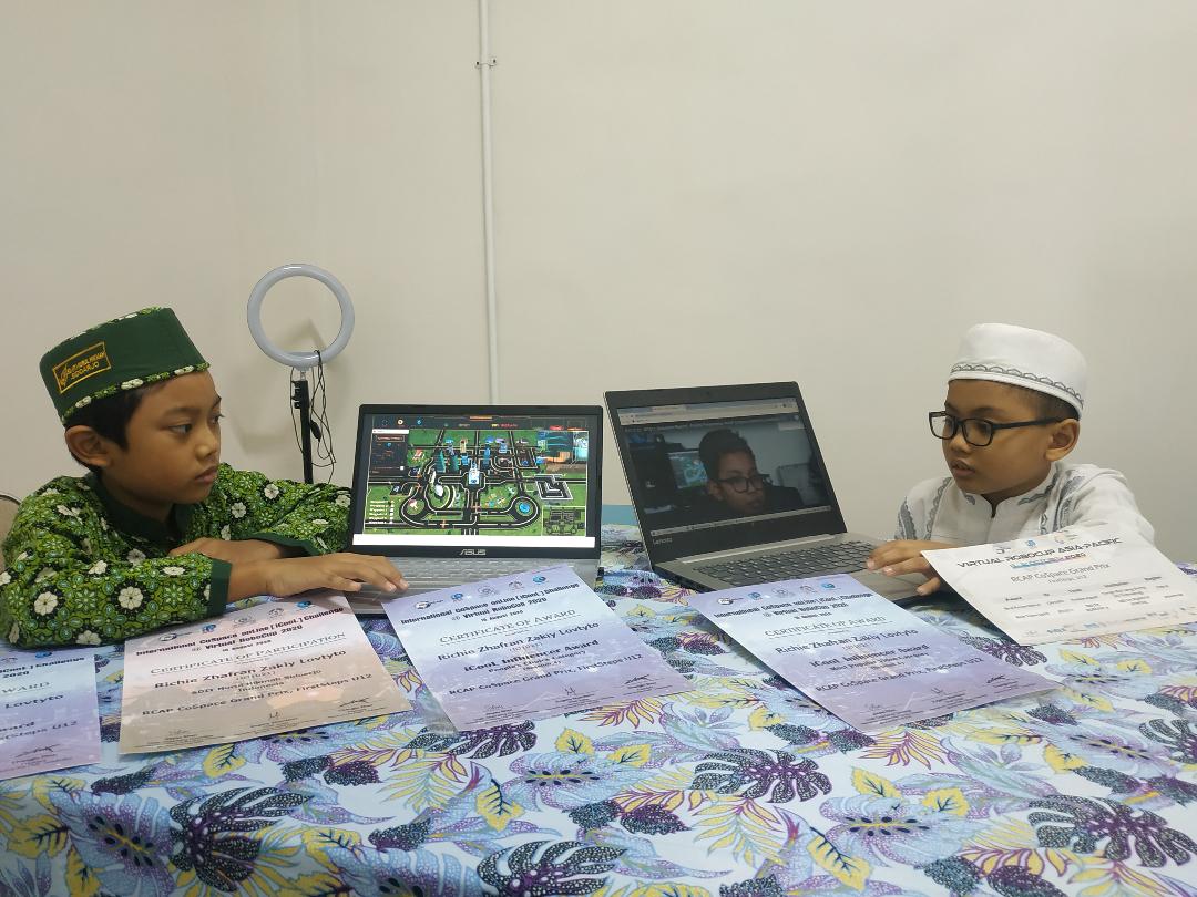 Dua siswa SD (IT) Nurul Hikmah yang mempraktekkan robotic Virtual.SP/SUGENG