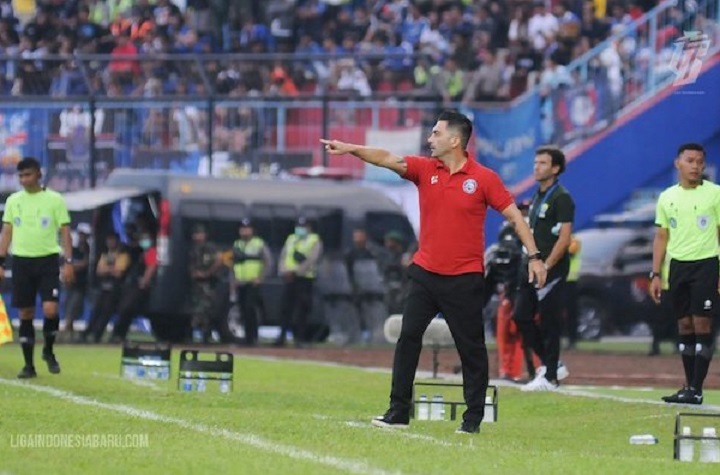 Pelatih Arema FC Javier Roca.