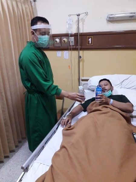Dokter di Rumah Sakit Islam Jemursari Surabaya memberikan Pocari Sweat sebagai minuman isotonik di mana komposisinya mirip dengan cairan tubuh yang mengandung ion
