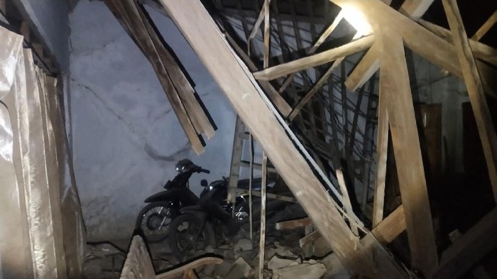 Kondisi rumah setelah atap ambruk.