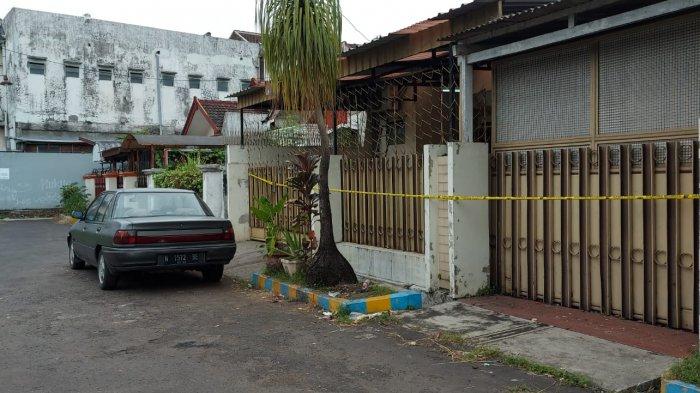 Rumah korban dipasangi garis polisi.