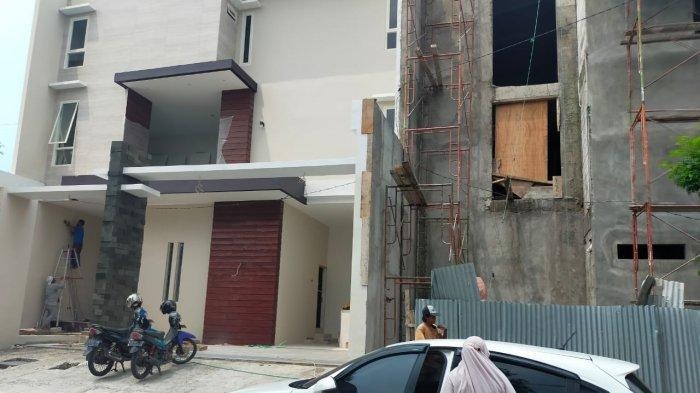 Rumah dua lantai milik korban yang disatroni maling.