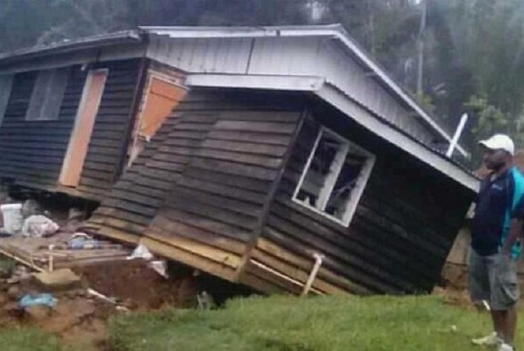 Rumah yang ambruk akibat gempa di Propinsi Hela di dataran tinggi Papua Nugini. SP/ AP
