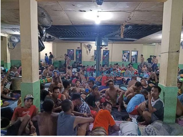 Susasana dalam Rutan Medaeng yang terlalu padat dan tak mampu lagi menampung tahanan.