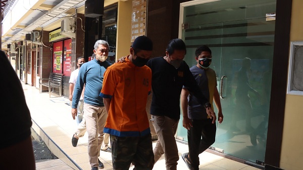  HF (33) pelaku penendang dan pembuang sesajen di Gunung Semeru beberapa waktu lalu secara resmi menjalani proses penyidikan di Mapolres Lumajang.