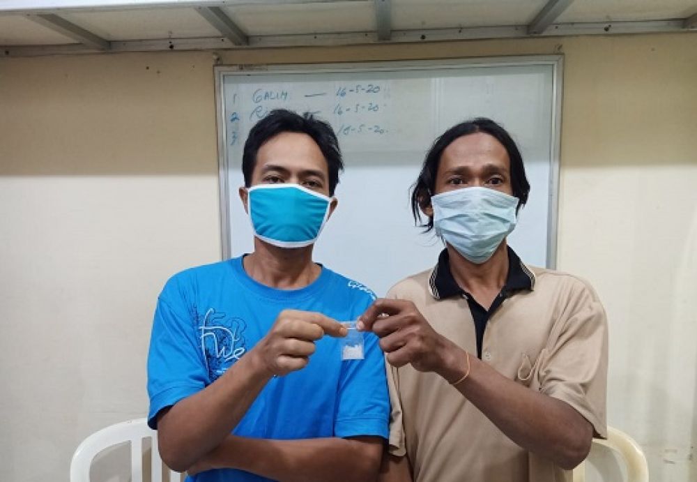 Saiful (42) dan Bambang (41) dua pengguna narkoba yang berhasil diamankan unit Reskrim Polsek Simokerto. SP/ Tyn/Jem