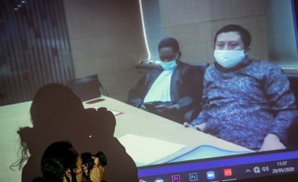 Terdakwa Saeful Bahri (kanan) mengikuti sidang putusan yang digelar secara virtual di Gedung KPK Jakarta, Kamis (28/5). 