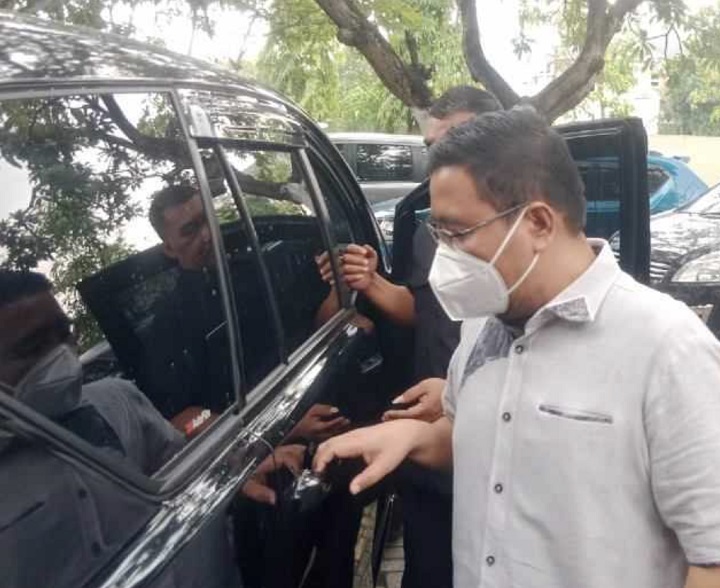 Wakil Ketua DPRD Jatim, Anwar Sadad terlihat hendak masuk di kantor BPKP Jatim untuk pemeriksaan terkait dugaan suap dana hibah dengan tersangka Sahat Tua Simanjuntak. SP/Riko Abdiono