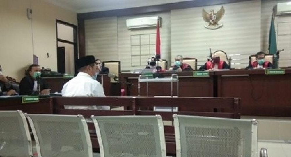 Mantan Bupati Sidoarjo Saiful illah saat menjalani sidang perdana terkait kasus suap yang menimpanya di Pengadilan Tipikor Surabaya, Rabu (3/6/2020). 
