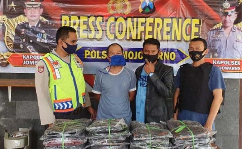 Tersangka berikut barang bukti saat diamanan polisi.