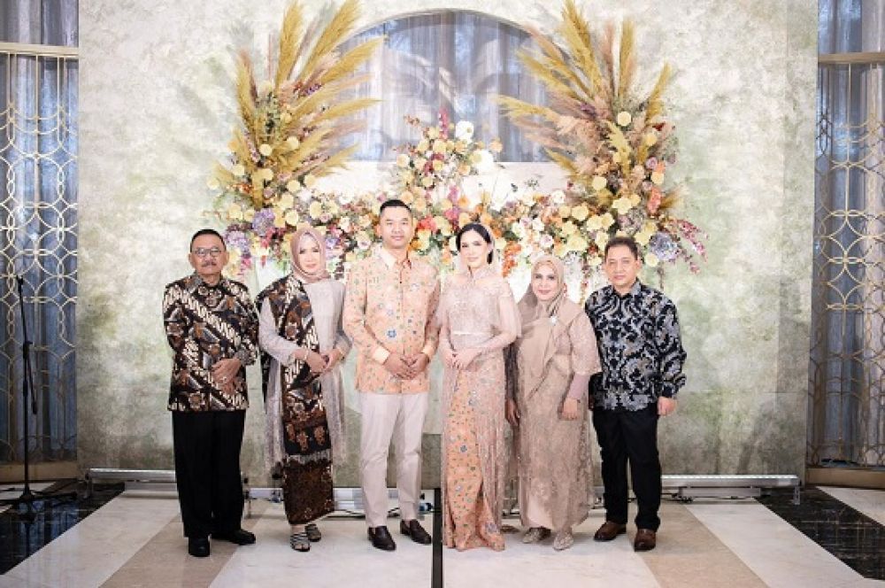 Foto bersama keluarga, Sally Adelia tampak anggun mengenakan kebaya rancangan Ivan Gunawan. SP/BC