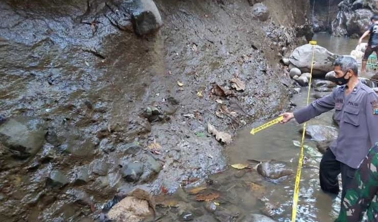 Petugas saat melakukan olah TKP di tempat kejadian.