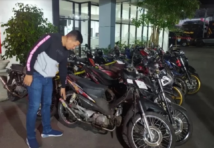 Petugas Satlantas Polres Ponorogo saat mengamankan belasan kendaraan yang akan digunakan untuk balap liar. SP/ PNG