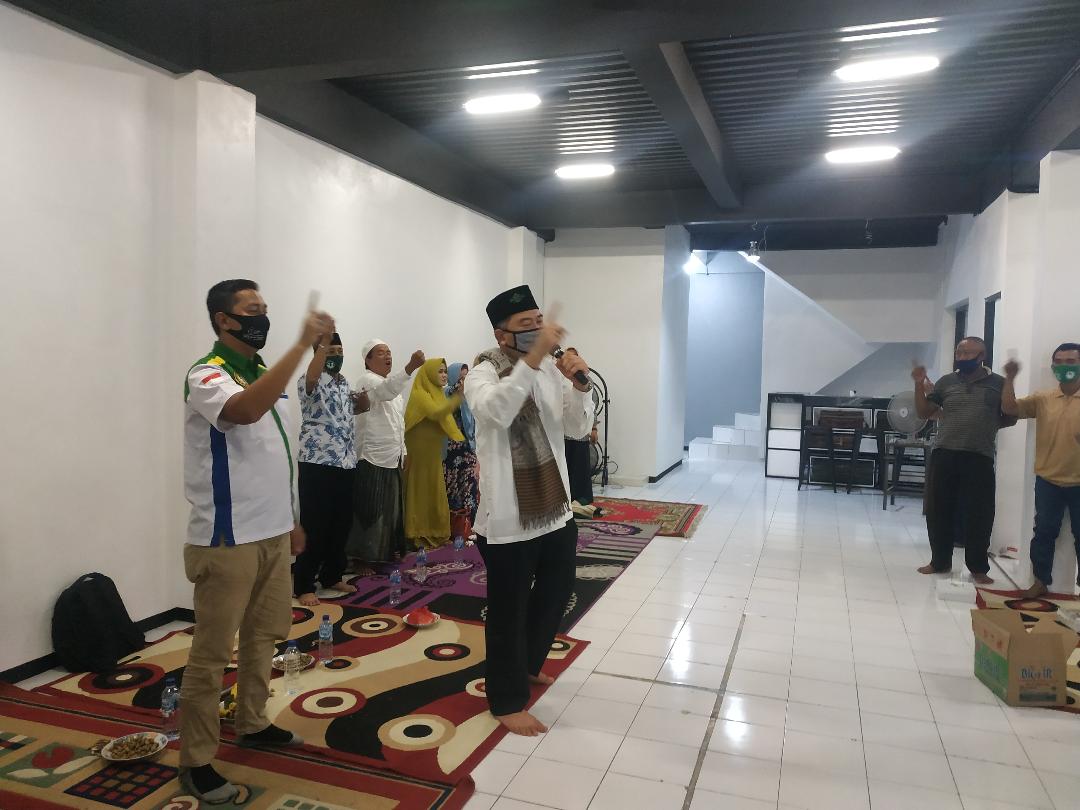 Cawabup Taufiqulbar (berkopiah dan sorban) bersama relawan Sapujagad 