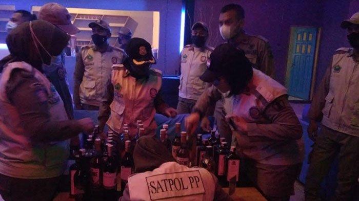 Satpol PP Kota Malang mendata puluhan minol ilegal yang diamankan saat operasi yustisi pada Minggu (31/10) malam.